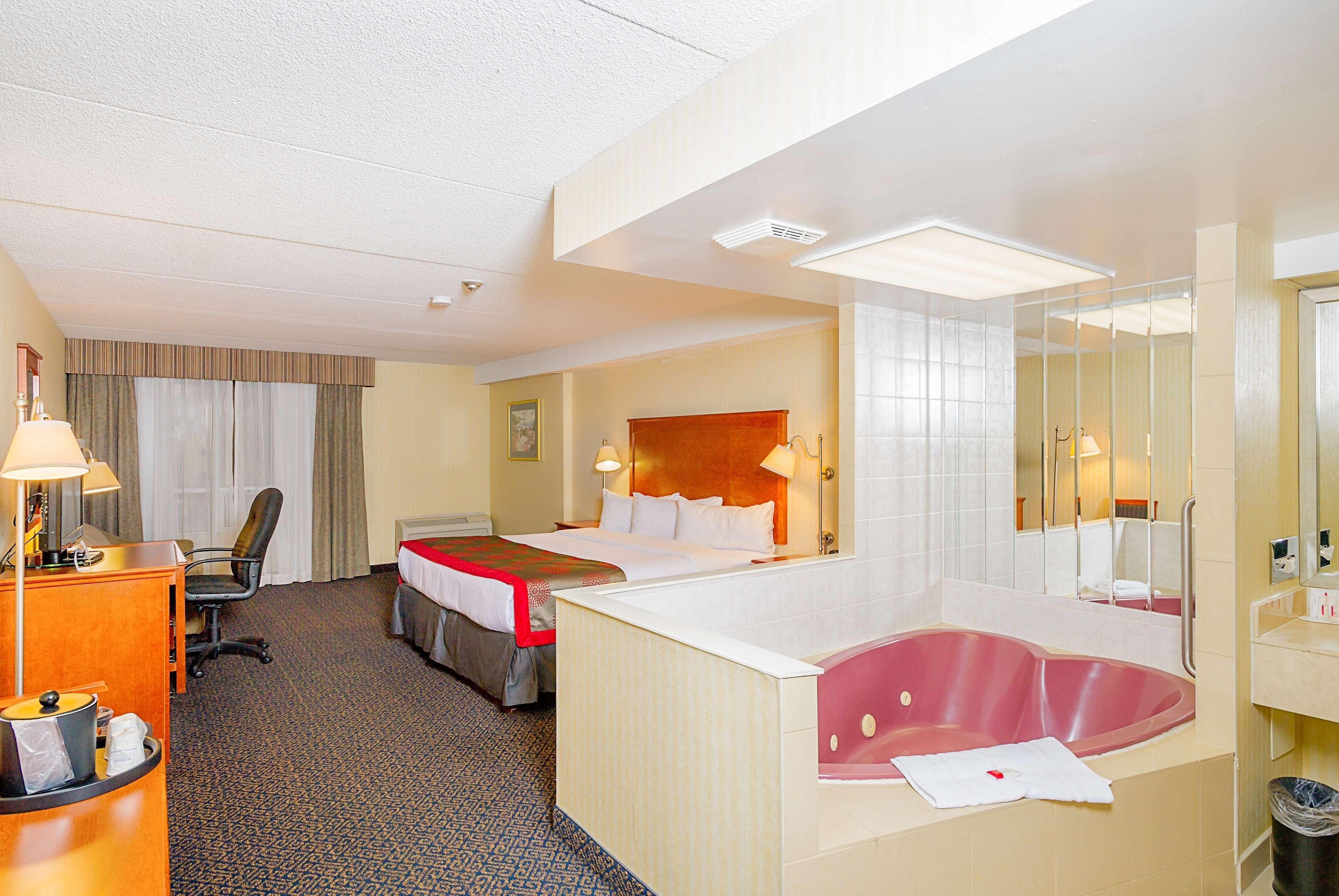 Ramada By Wyndham Niagara Falls By The River Extérieur photo