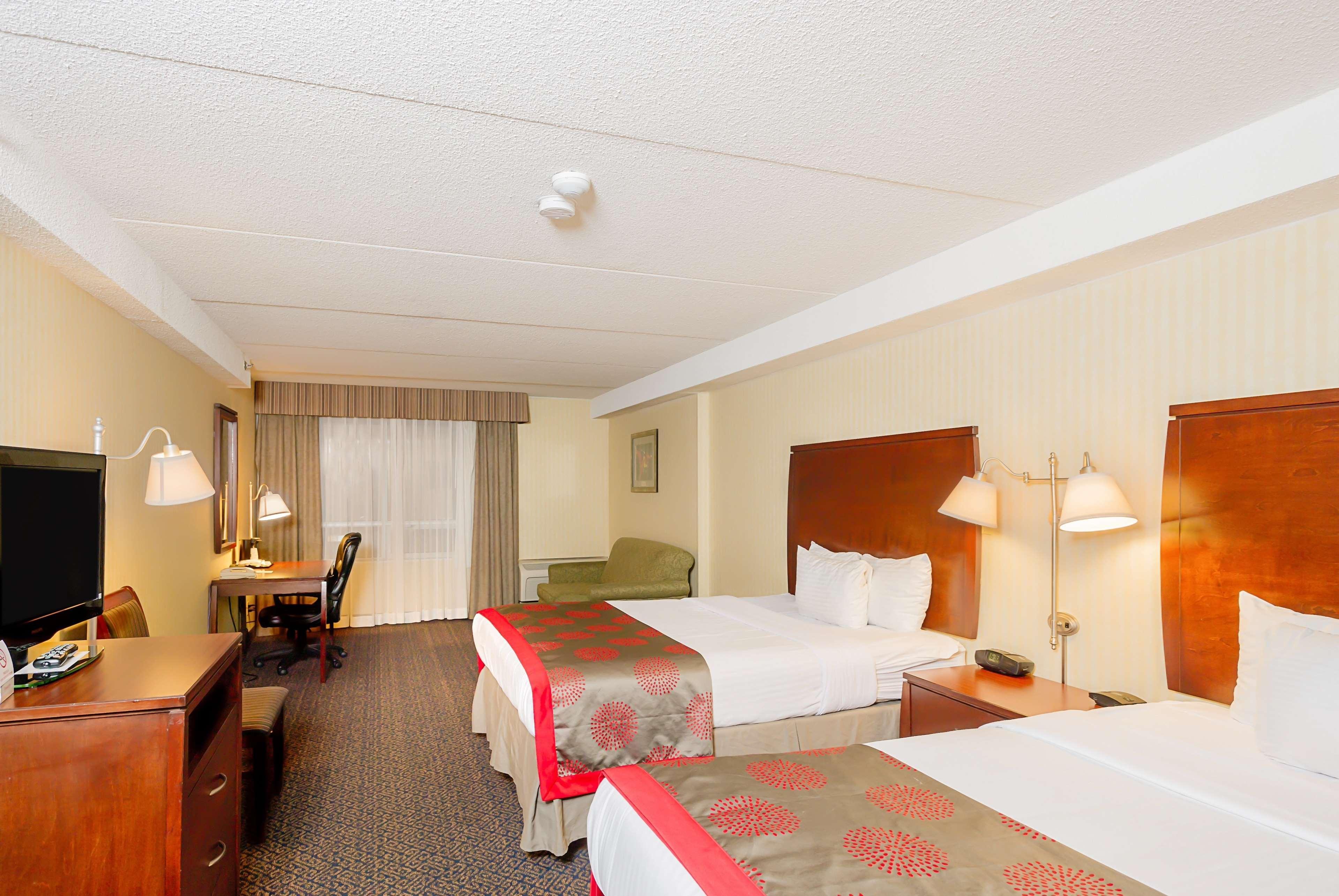 Ramada By Wyndham Niagara Falls By The River Extérieur photo