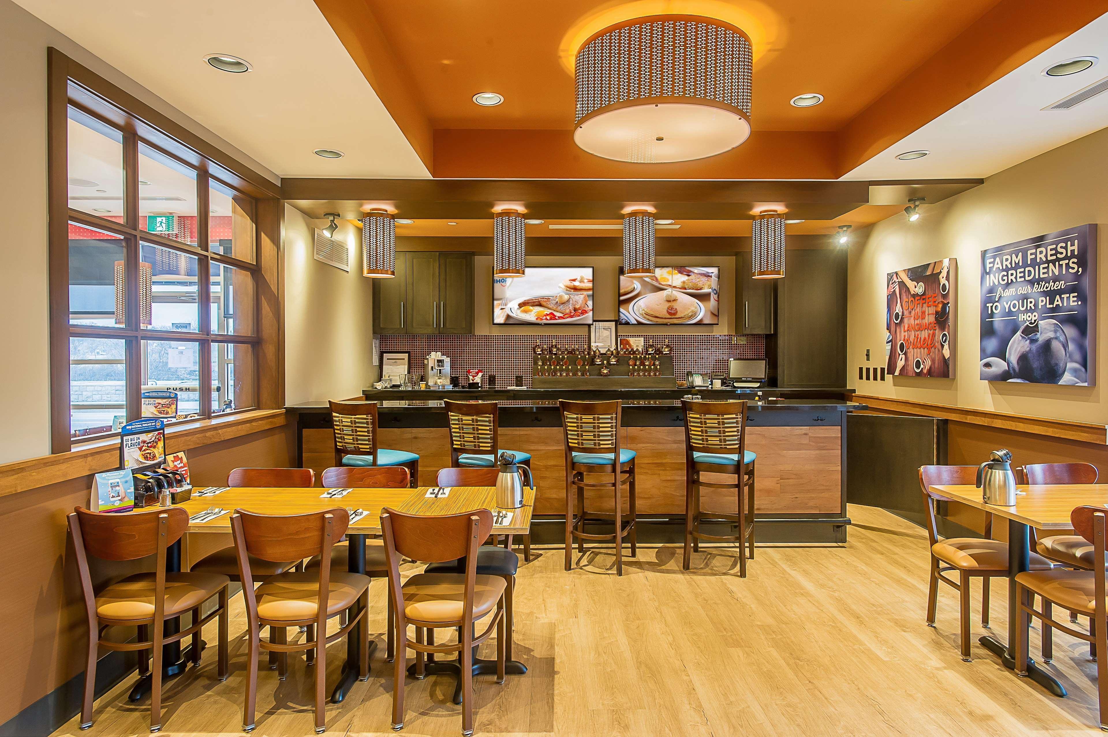 Ramada By Wyndham Niagara Falls By The River Extérieur photo