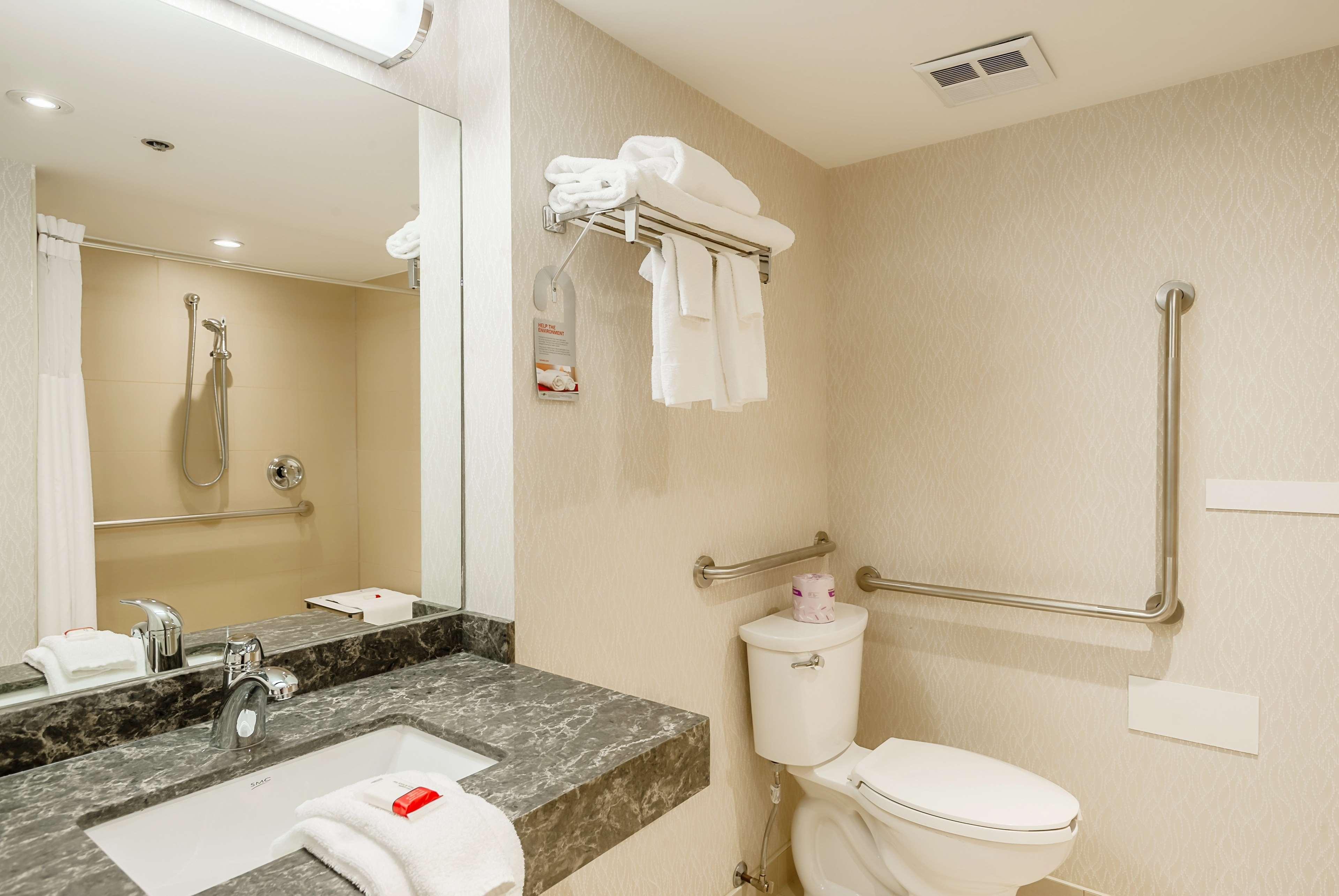 Ramada By Wyndham Niagara Falls By The River Extérieur photo