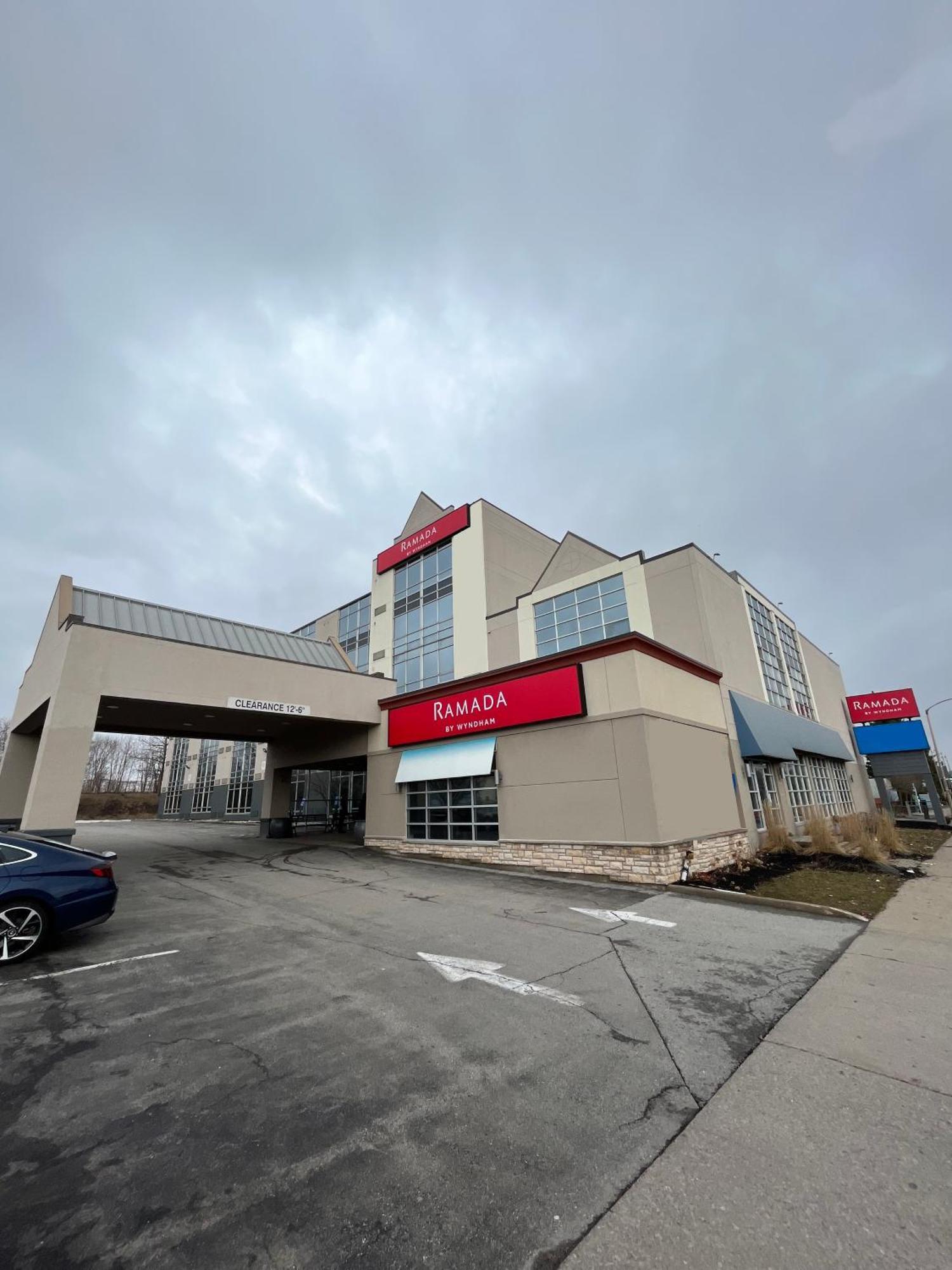 Ramada By Wyndham Niagara Falls By The River Extérieur photo