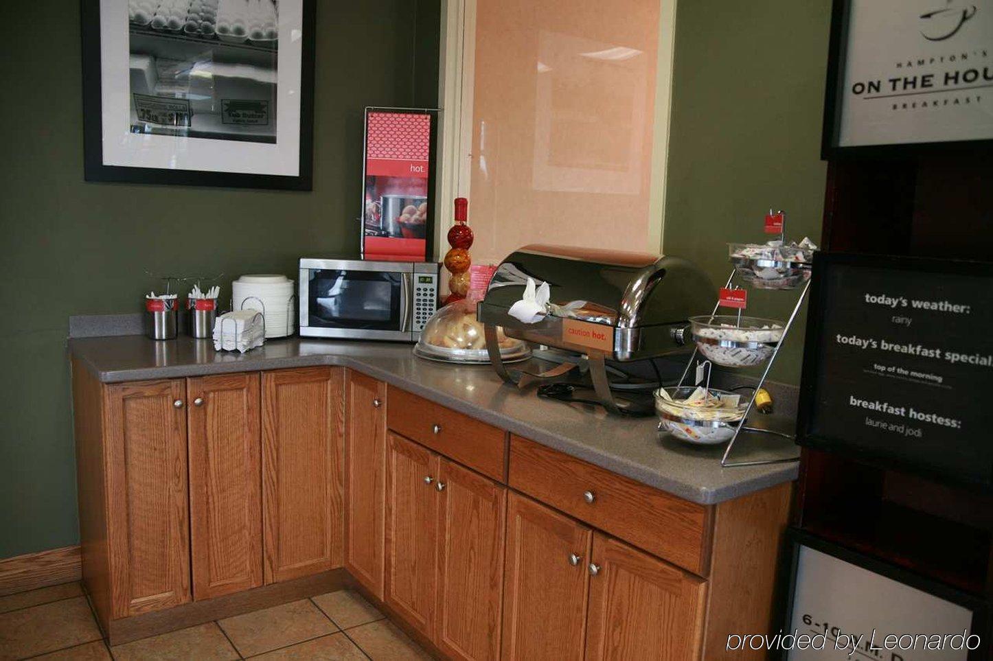 Ramada By Wyndham Niagara Falls By The River Extérieur photo