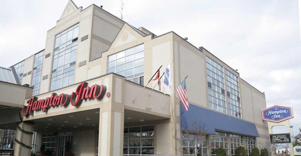 Ramada By Wyndham Niagara Falls By The River Extérieur photo