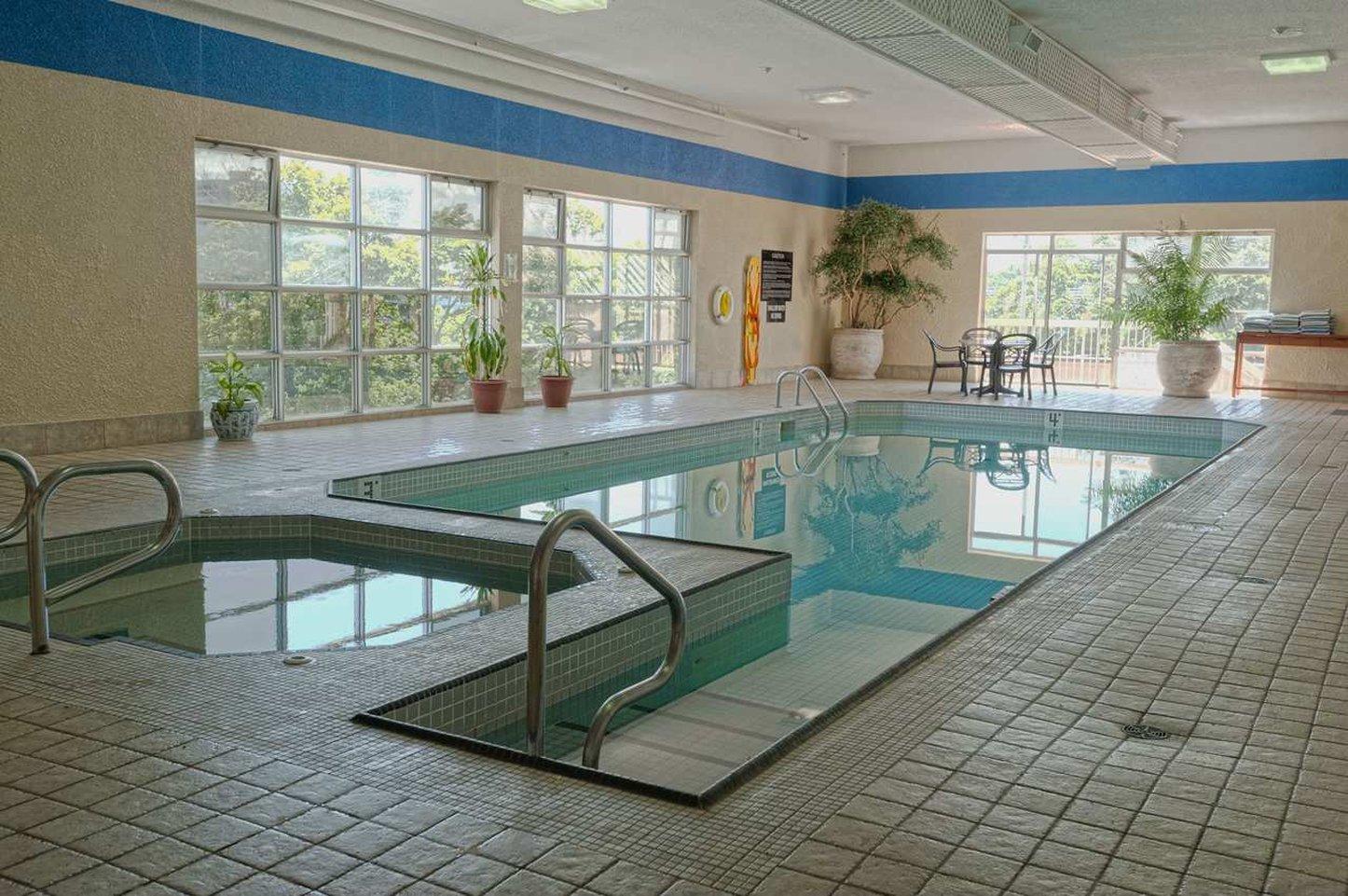 Ramada By Wyndham Niagara Falls By The River Extérieur photo