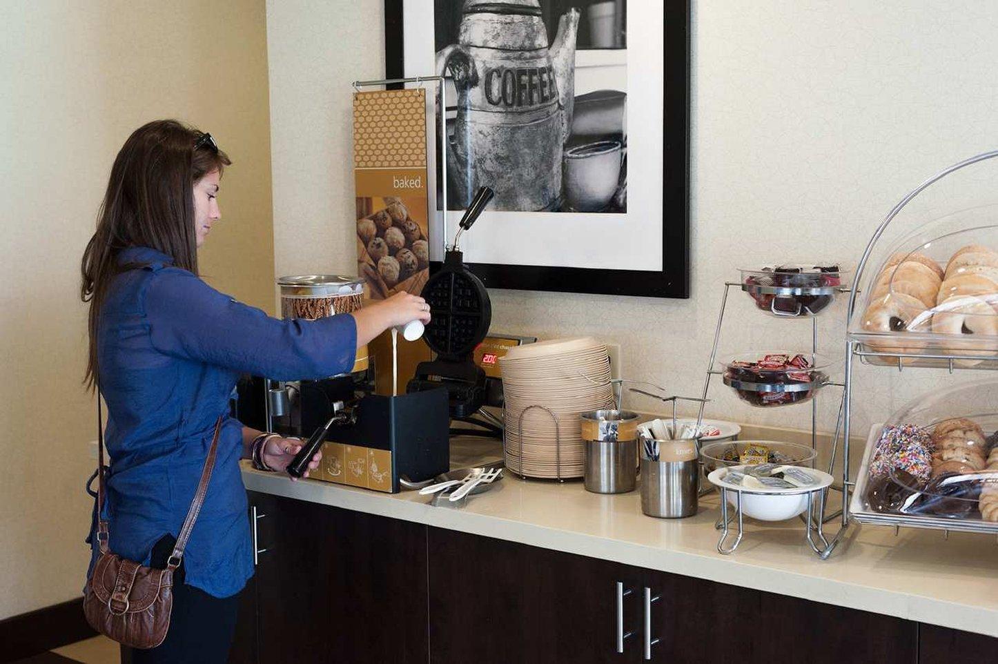 Ramada By Wyndham Niagara Falls By The River Extérieur photo