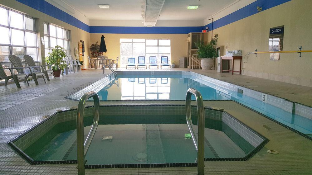 Ramada By Wyndham Niagara Falls By The River Extérieur photo