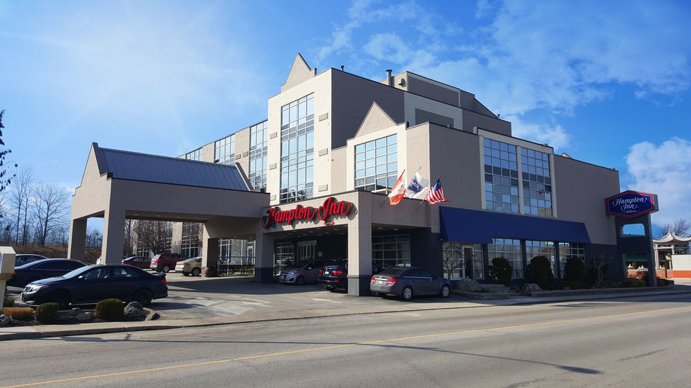 Ramada By Wyndham Niagara Falls By The River Extérieur photo