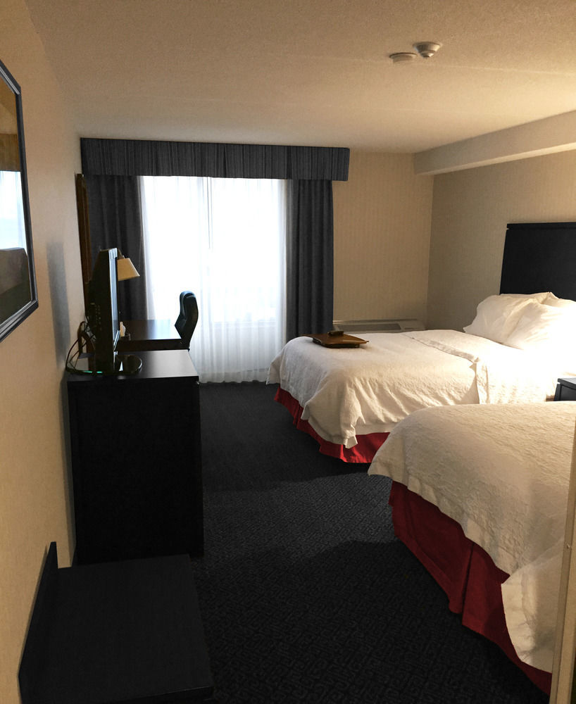 Ramada By Wyndham Niagara Falls By The River Extérieur photo