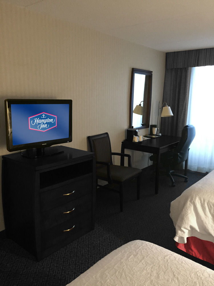 Ramada By Wyndham Niagara Falls By The River Extérieur photo