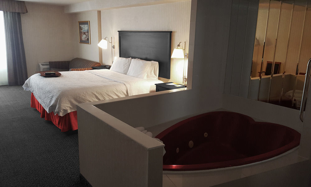 Ramada By Wyndham Niagara Falls By The River Extérieur photo