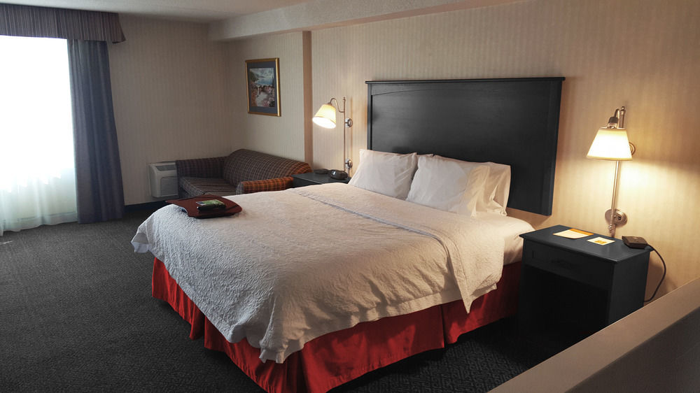 Ramada By Wyndham Niagara Falls By The River Extérieur photo