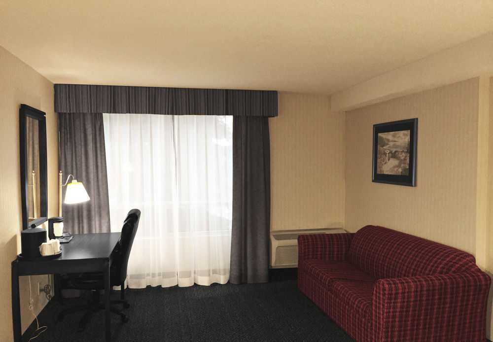 Ramada By Wyndham Niagara Falls By The River Extérieur photo