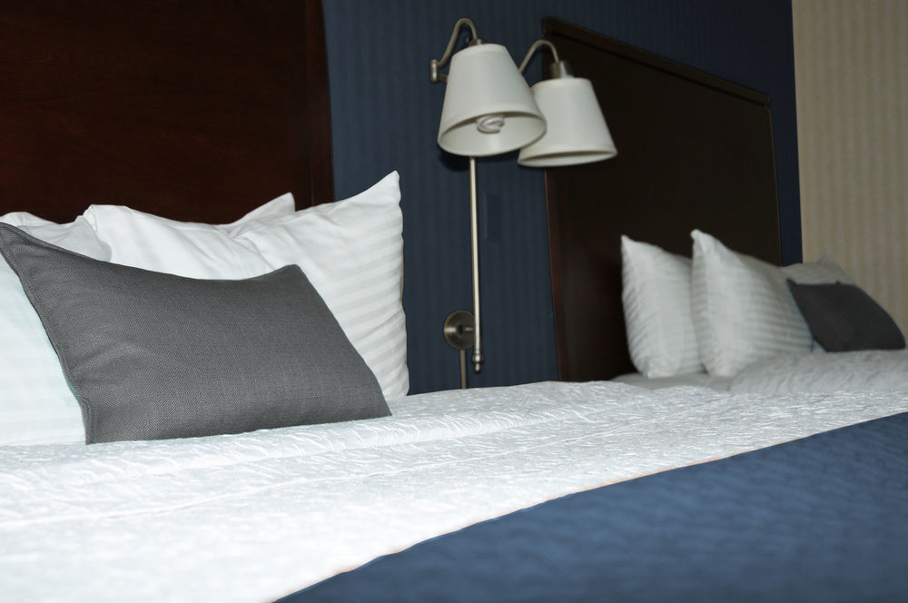 Ramada By Wyndham Niagara Falls By The River Extérieur photo