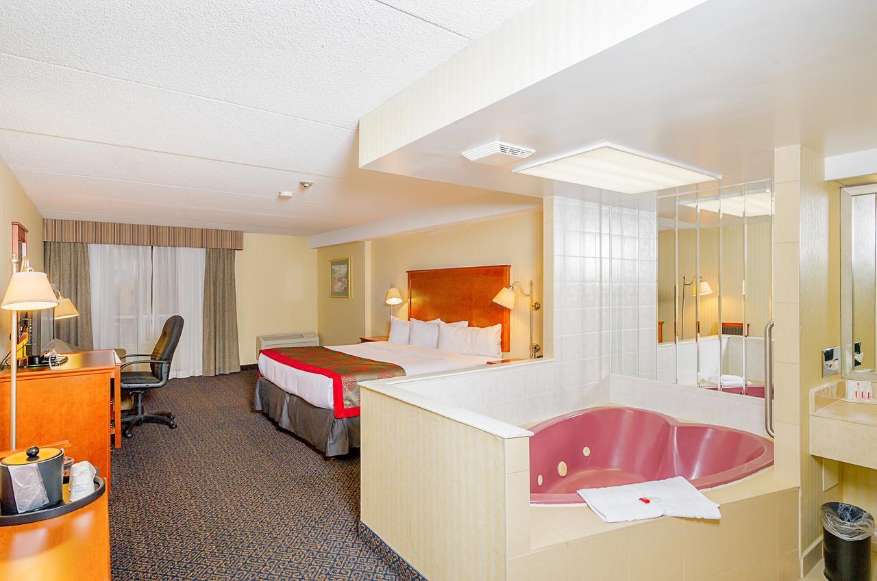 Ramada By Wyndham Niagara Falls By The River Extérieur photo