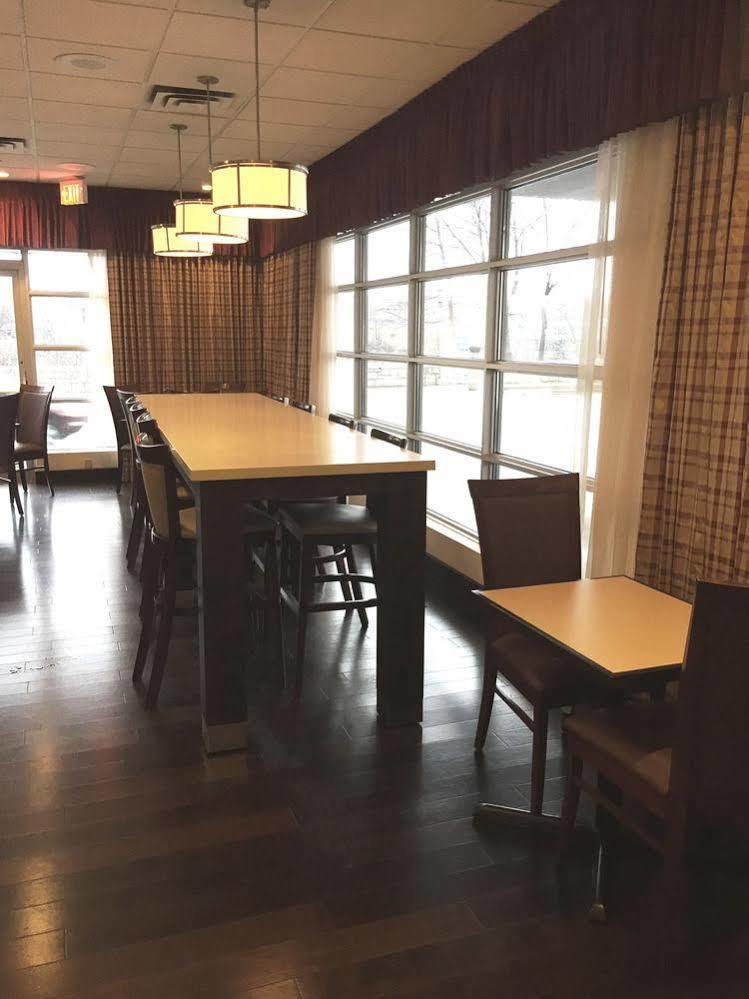 Ramada By Wyndham Niagara Falls By The River Extérieur photo