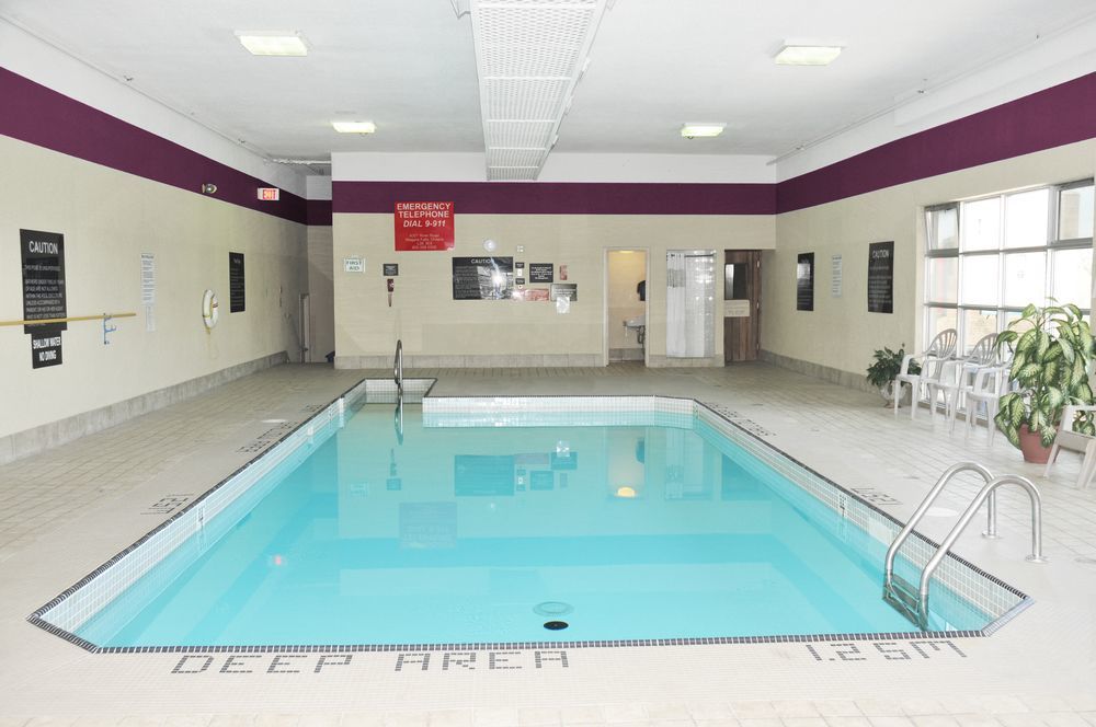Ramada By Wyndham Niagara Falls By The River Extérieur photo