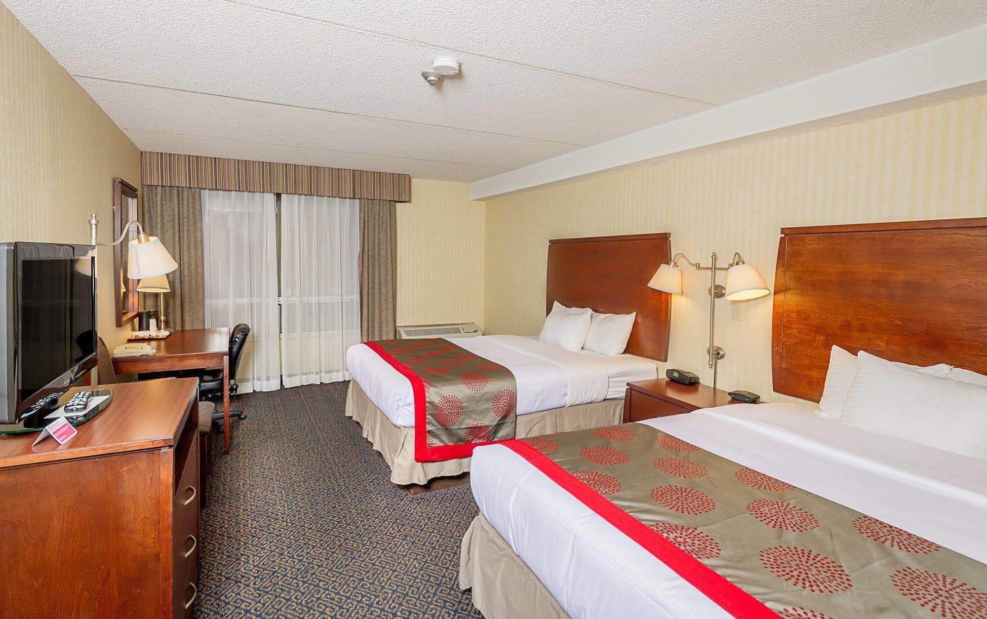 Ramada By Wyndham Niagara Falls By The River Extérieur photo