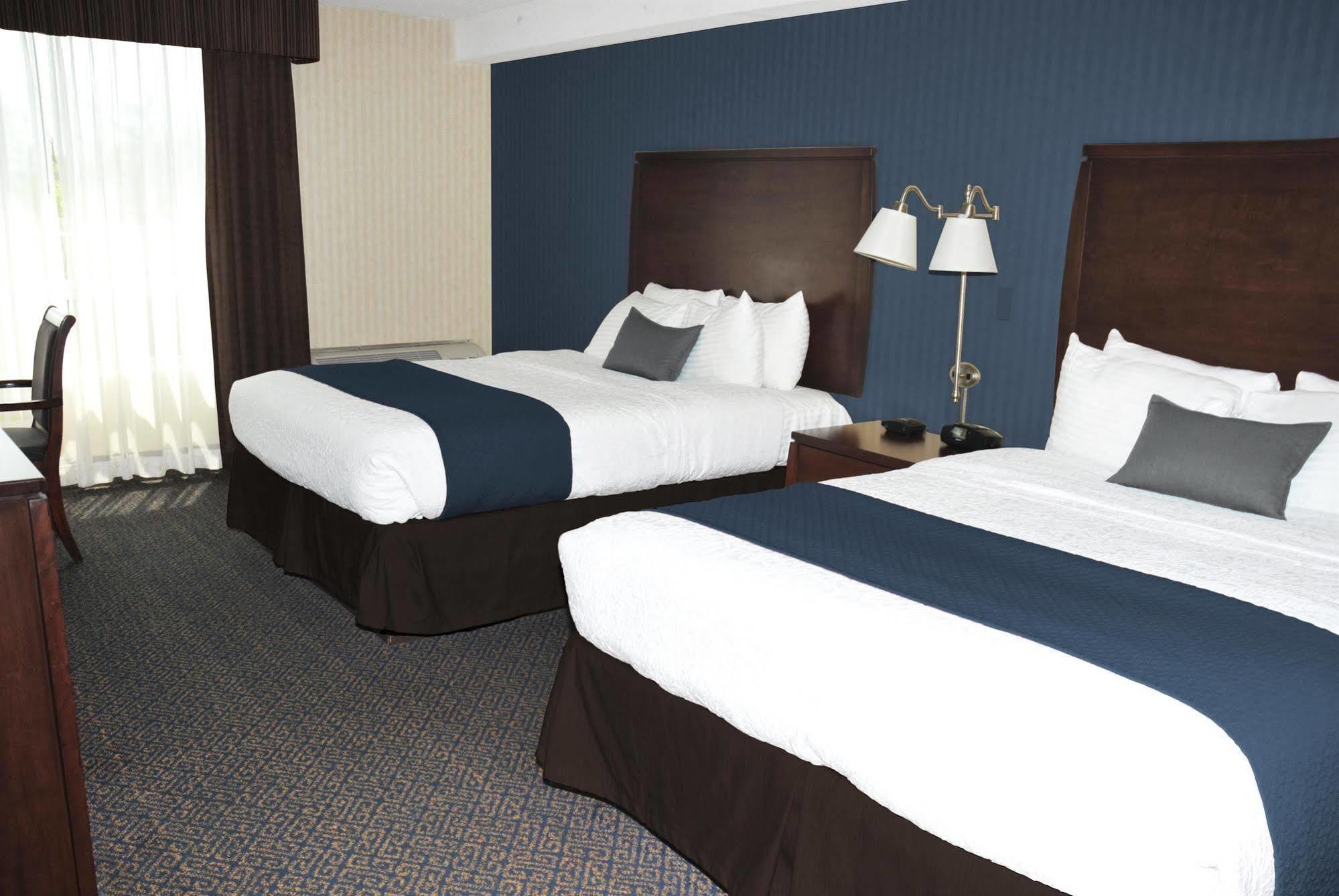Ramada By Wyndham Niagara Falls By The River Extérieur photo