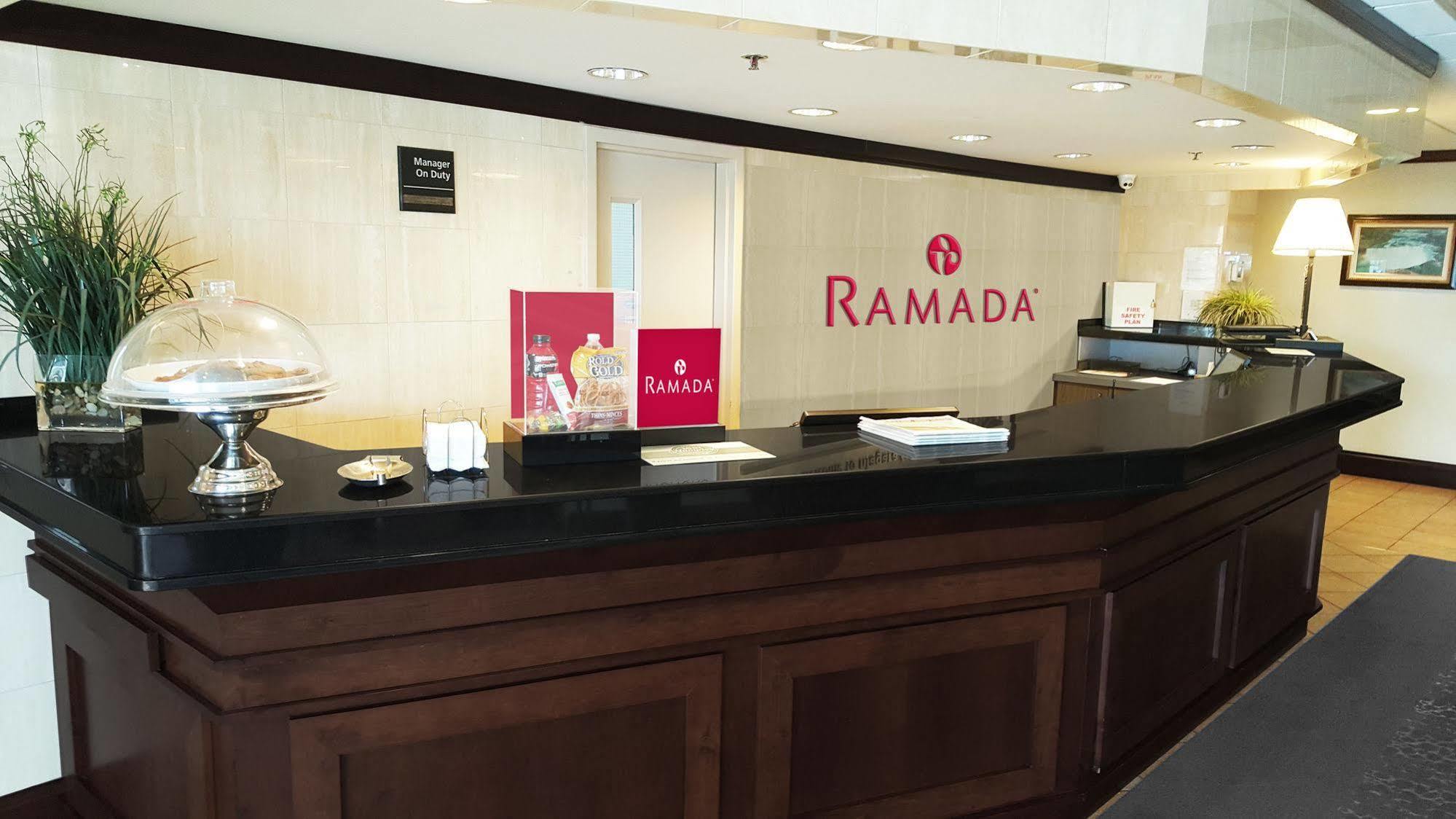 Ramada By Wyndham Niagara Falls By The River Extérieur photo